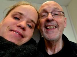 Mann und Frau mit lachendem Gesicht