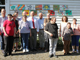 Mehrere Menschen vor Spenden-Tafeln.