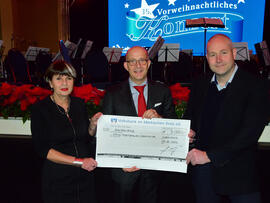 2Männer und eine Frau halten Spendencheck von 3000€ in der Hand.