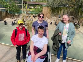 Gruppenfoto vor einem Tiergehege.
