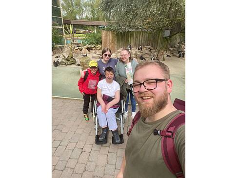 Gruppenfoto im Zoo.