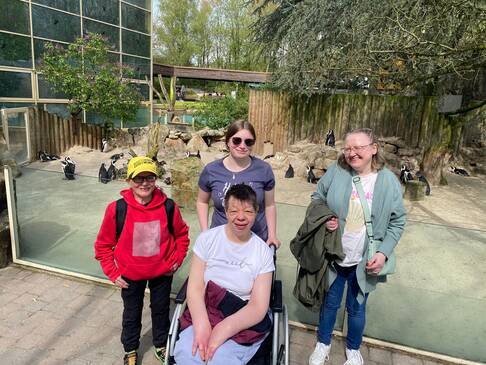 Gruppenfoto vor einem Tiergehege.