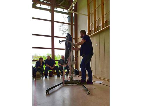 Herr Filling erklärt den Lifter in einer anderen Position.