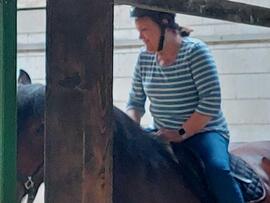 Eine Frau auf einem Pferd.