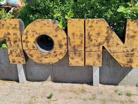 Auf einer Mauer sind die Buchstaben MOIN 