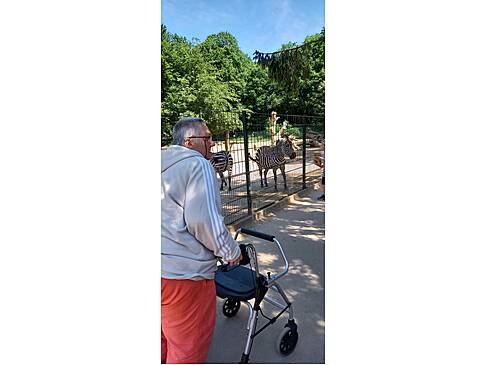 Ein Kunde mit einem Rollator.