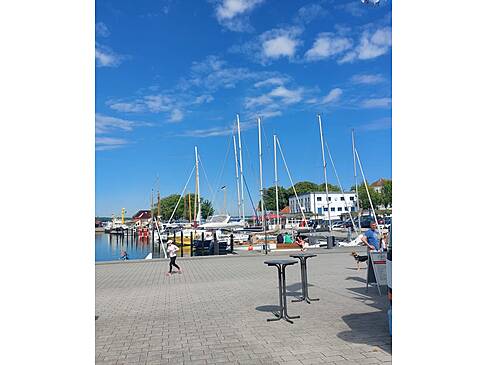 Ein kleiner Hafen mit blauem Himmerl.