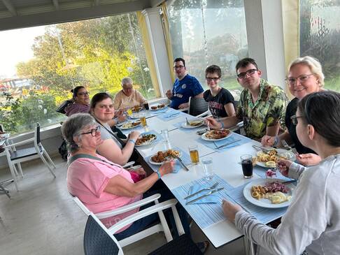Gruppenfoto beim Essen.