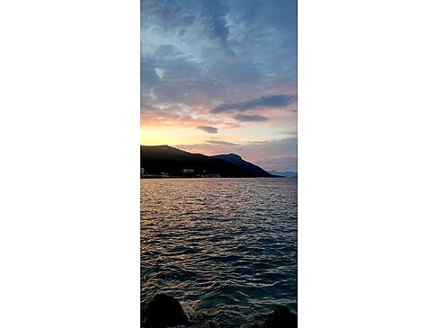 Sonnenuntergang mit Meer und Berge.