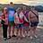 Gruppenfoto am Strand bei Sonnenuntergang.