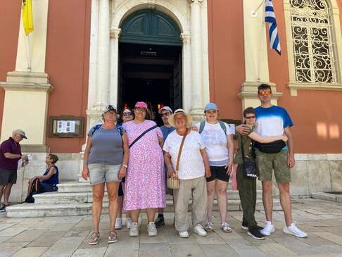 Gruppenfoto vor einem Gebäude.