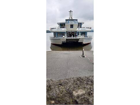 Schiff am Möhneseeufer.