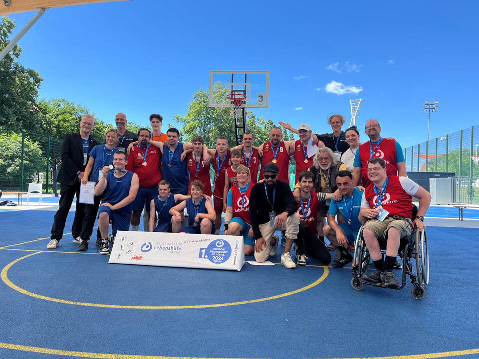 Gruppenfoto auf dem Spielfeld