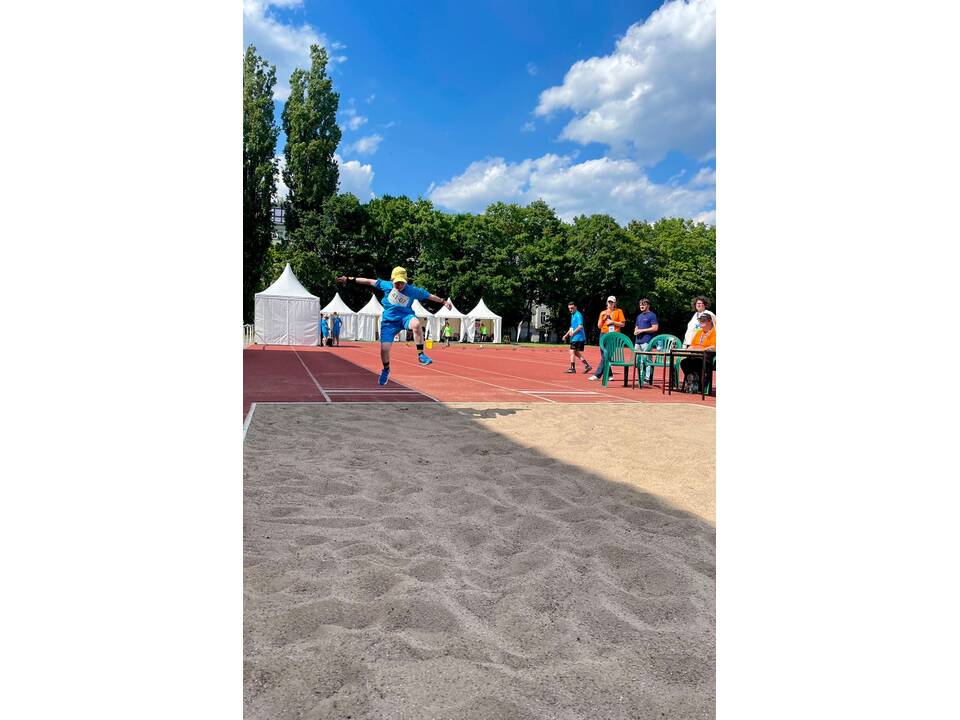 Ein Teilnehmer beim Weitsprung.