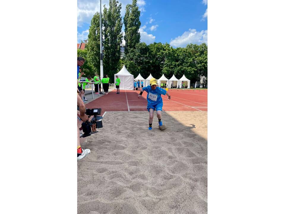 Ein Teilnehmer beim Weitspung als er den Sand berührt.