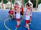 Mehrere Teilnehmer auf dem Basketballfeld.