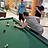 Drei Männer beim Billiardspielen.