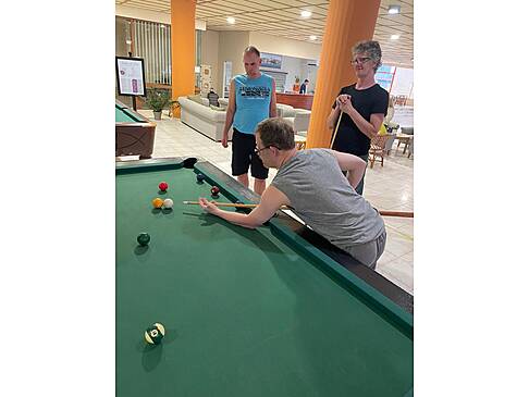 Drei Männer beim Billiardspielen.