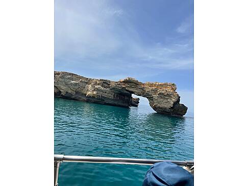 Ein Bild vom Meer mit Felsen vom Boot aus.