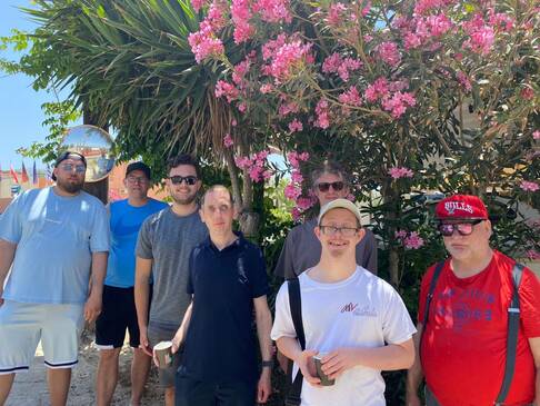 Gruppenfoto der Kunden unter einem blühenden Baum.