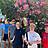 Gruppenfoto der Kunden unter einem blühenden Baum.