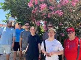 Gruppenfoto der Kunden unter einem blühenden Baum.