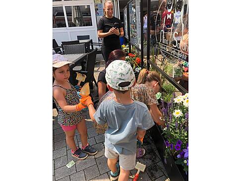 Kinder pflanzen Blumen ein