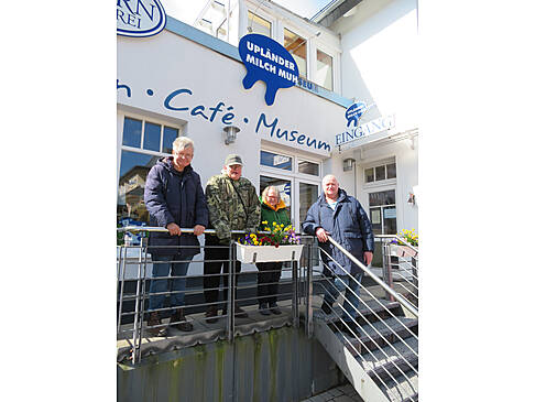 Kunden vor einem Cafe.