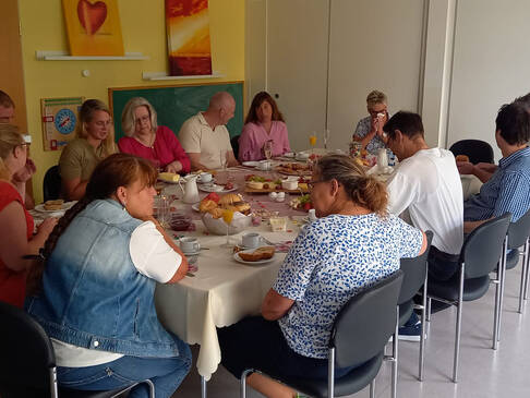 Kolleginnen und Kollegen beim Abschiedsfrühstück.