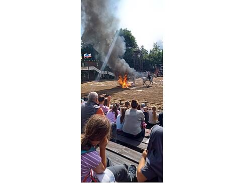 Ein Feuer auf der Bühne