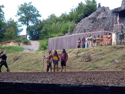 Schauspieler auf der Freilichtbühne.