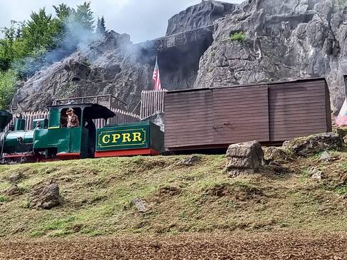 Ein Zug auf der Freilichtbühne