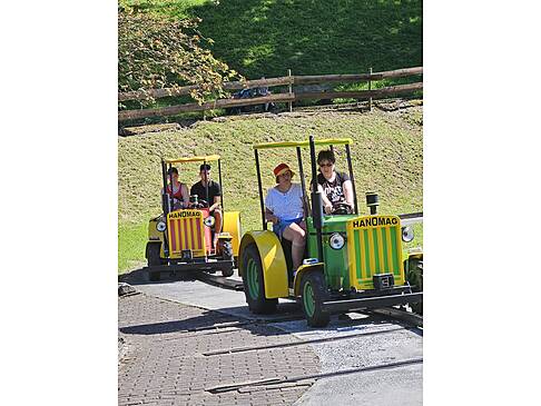 Trecker die durch Schienen geführt werden kann.