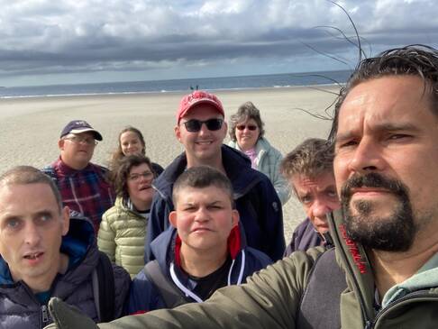 Gruppenfoto am Strand.
