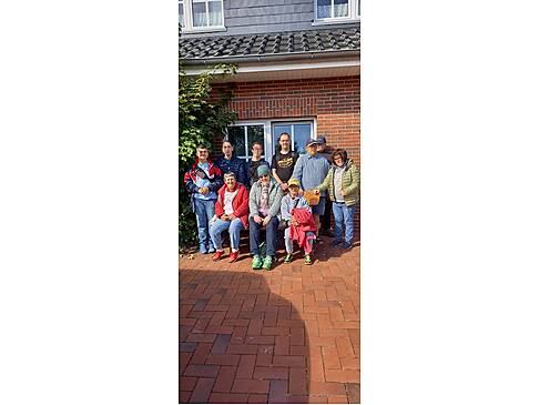 Gruppenfoto am Haus.