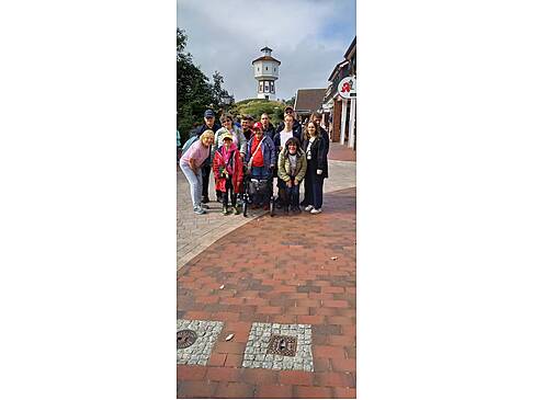 Gruppenfoto und im Hintergrund der Leuchtturm.