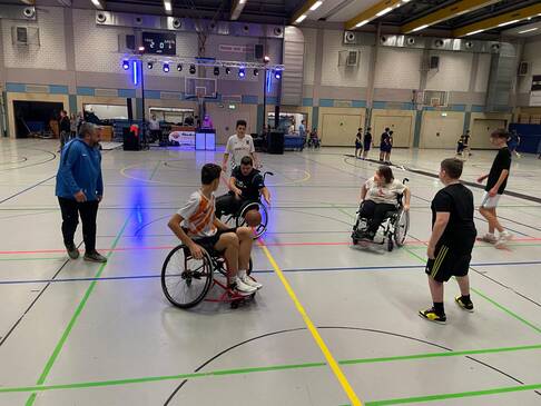 Rollstuhlfahrer auf dem Spielfeld