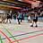 Frauen und Männer mit und ohne Hilfsmittel spielen zusammen Basketball