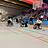 Frauen und Männer mit und ohne Hilfsmittel spielen zusammen Basketball