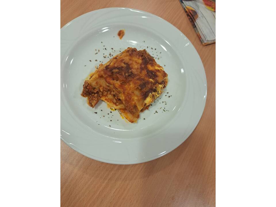 EIn Stück Lasagne auf einem Teller