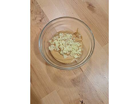 Ein Dessert in einer Glasschule 