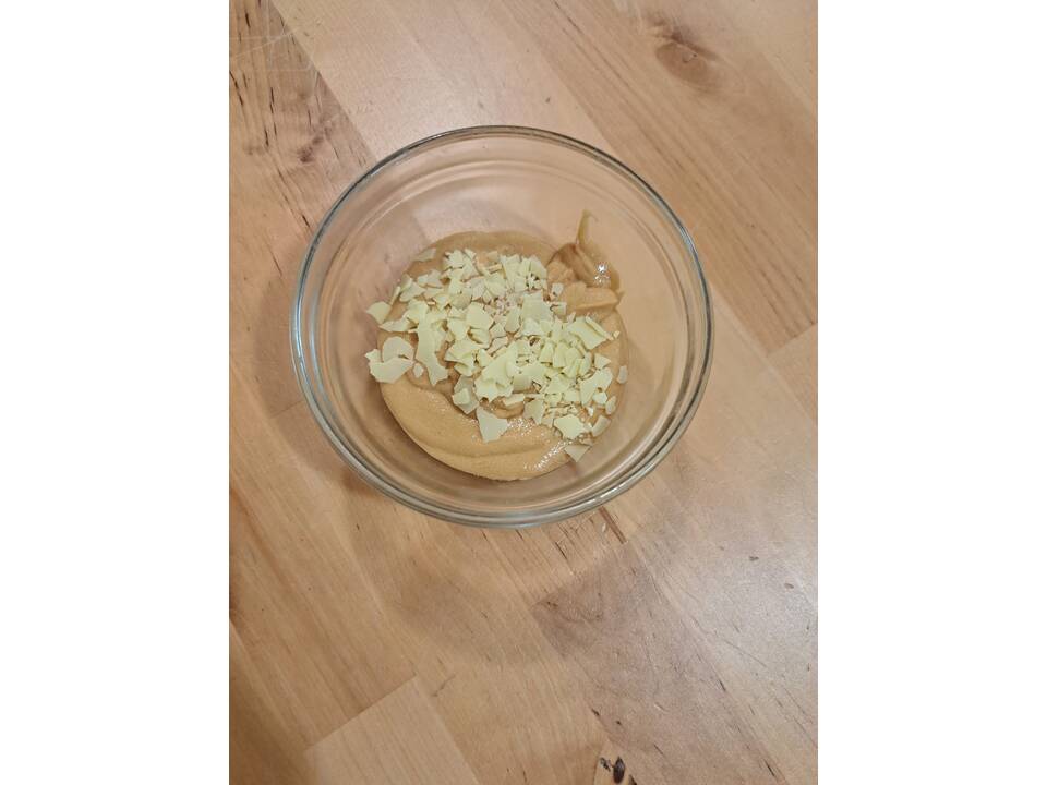 Ein Dessert in einer Glasschule 