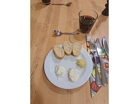 Drei Scheiben Brot und Dips...