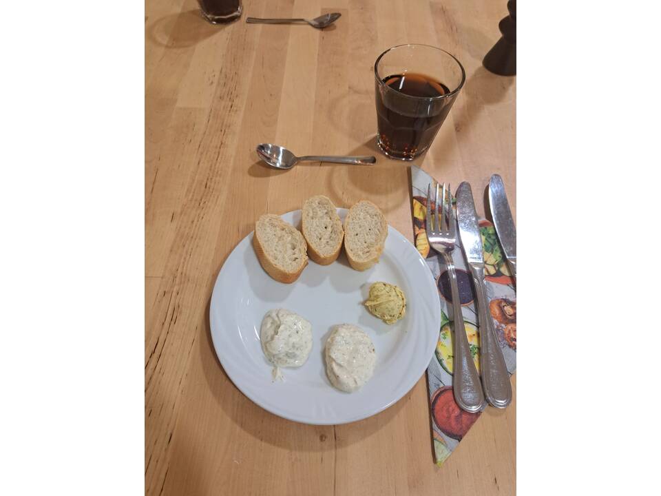 Drei Scheiben Brot und Dips...