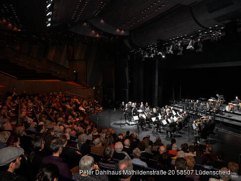 Puplikum und Orchester von der Seite