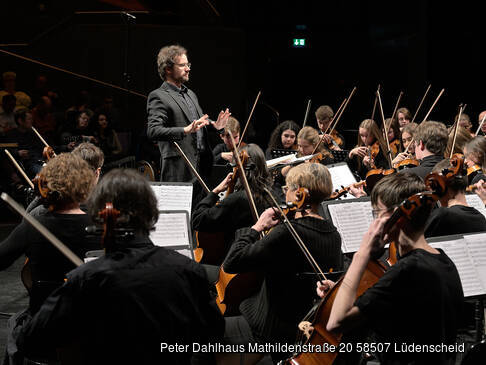 Ein Teil des Orchesters und der Dirigent.