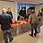 Personen stehen am Buffet.