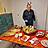 Ein Mann steht hinterm Buffet.