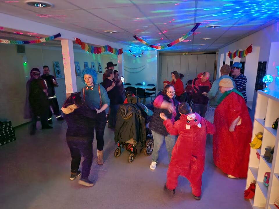 Viele Personen auf der Tanzfläche.
