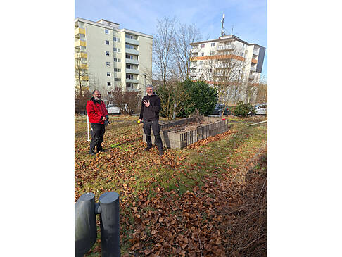 Zwei Personen lachen im Garten.